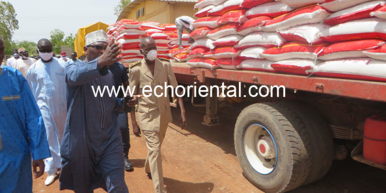 Tambacounda: Aide alimentaire d’urgence, un premier lot, de 730 tonnes de riz, réceptionné par le gouverneur.