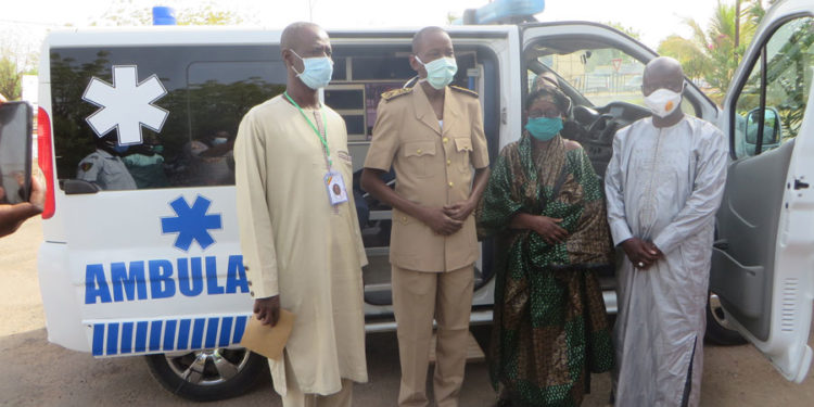 Tamba : El Hadj Diamé Dansokho de l’A.M.E offre une ambulance au poste de santé de Dialacoto
