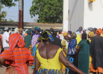 Risques de transmission communautaire du Covid-19 à Tamba : Une foule monstre devant le portail du bureau de poste pour la bourse…
