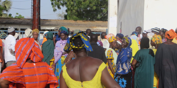 Risques de transmission communautaire du Covid-19 à Tamba : Une foule monstre devant le portail du bureau de poste pour la bourse…