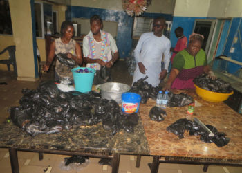 Couvre-feu à Tamba: Sina Cissokho, Président du Conseil Départemental,  distribue de la nourriture aux forces de l&rsquo;ordre.