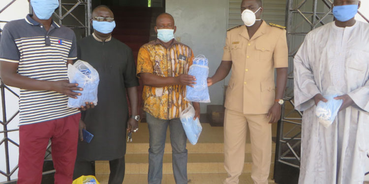 Lutte contre le Covid-19 à Tamba : L’Association des mécaniciens et électriciens autos, remet 500 masques au CRGE.