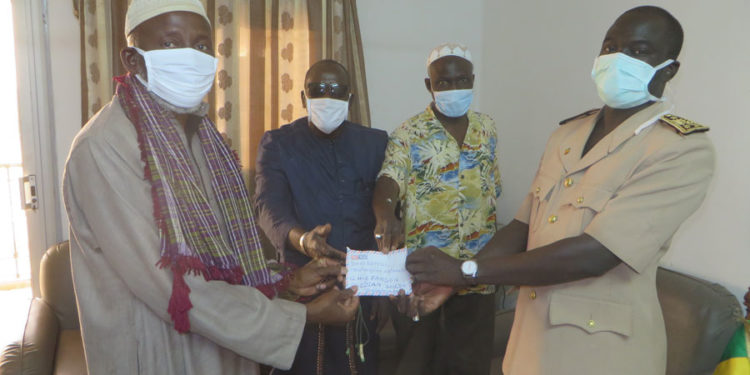 Lutte contre le Covid-19 : Le Dayiratoul Al Mouhadjiroune Wal Mouhajirate d’El Hadj Fansou Bodian, remet une enveloppe financière au CRGE.