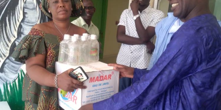 Tamba: Lutte contre le covid-19, l&rsquo;association « Jeunesse du Boundou » offre des produits d&rsquo;hygiène aux structures sanitaires.