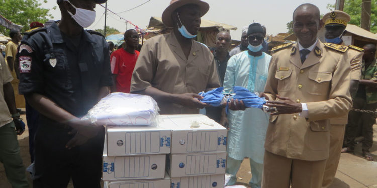 Tambacounda : Le CRGE remet 2000 masques au Député Maire de la commune de Tamba