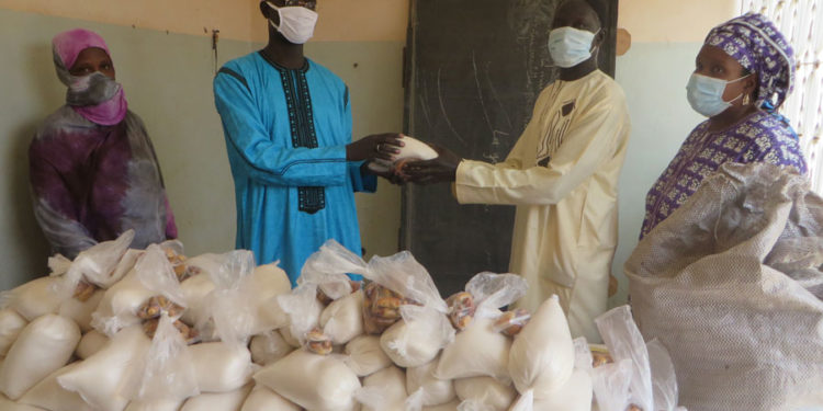 Ramadan 2020 à Tamba : Le CDQ de Quinzambougou distribue des kits aux populations défavorisées.