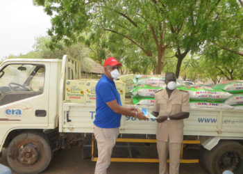 Covid-19 à Tamba : Appui au plan de résilience- pour 5 millions, ERA remet des denrées alimentaires, un bon de carburant et un chèque, au CRGE.