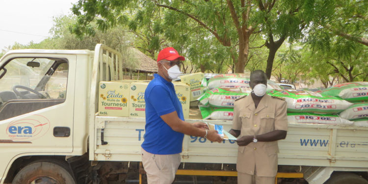 Covid-19 à Tamba : Appui au plan de résilience- pour 5 millions, ERA remet des denrées alimentaires, un bon de carburant et un chèque, au CRGE.