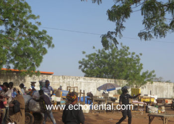 Tamba : Les commerçants déguerpis du marché central manifestent vigoureusement devant la gouvernance.
