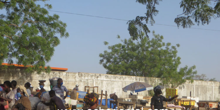 Tamba : Les commerçants déguerpis du marché central manifestent vigoureusement devant la gouvernance.