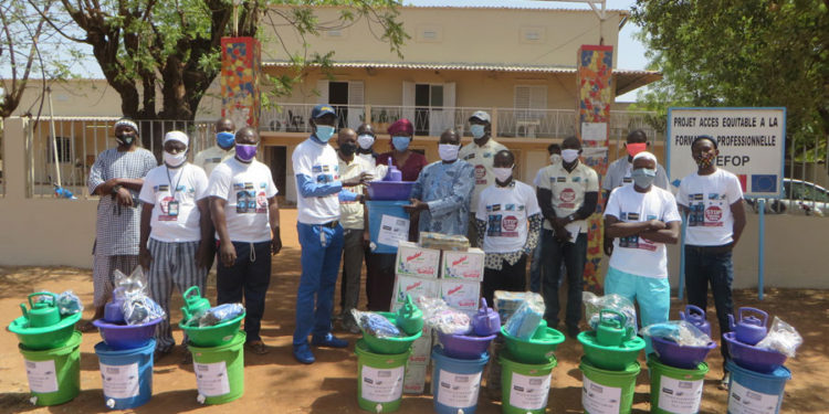 Réouverture des classes à Tamba : AGEROUTE et Arezki se mobilisent et remettent des kits d’hygiène à l’I.A