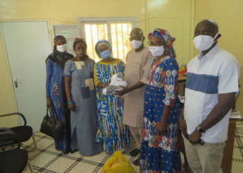 Reprise des cours à Tamba : L’Amicale des Femmes Enseignantes et le Réseau des Femmes appuient l’I.A en masques et détergents.
