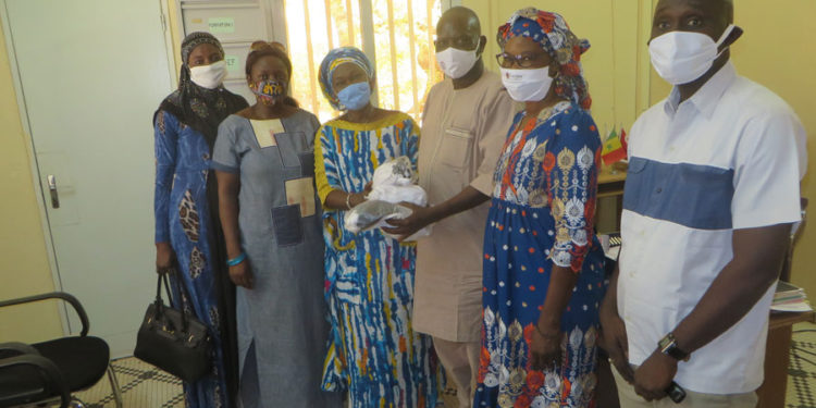 Reprise des cours à Tamba : L’Amicale des Femmes Enseignantes et le Réseau des Femmes appuient l’I.A en masques et détergents.