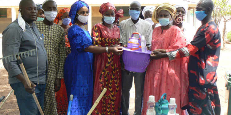 Lutte contre Covid-19 à Tamba: L’Honorable Député Yaye Awa Diagne dote l’école élémentaire Médinacoura de kits d’hygiène et s’engage à électrifier…