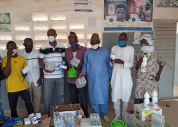 Reprise des cours à Kahéne: Le maire Mamady Thiam désinfecte les écoles et procède à la remise du matériel de prévention.