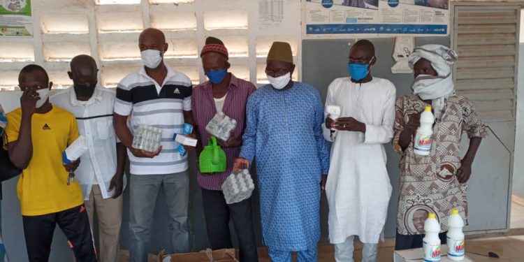 Reprise des cours à Kahéne: Le maire Mamady Thiam désinfecte les écoles et procède à la remise du matériel de prévention.