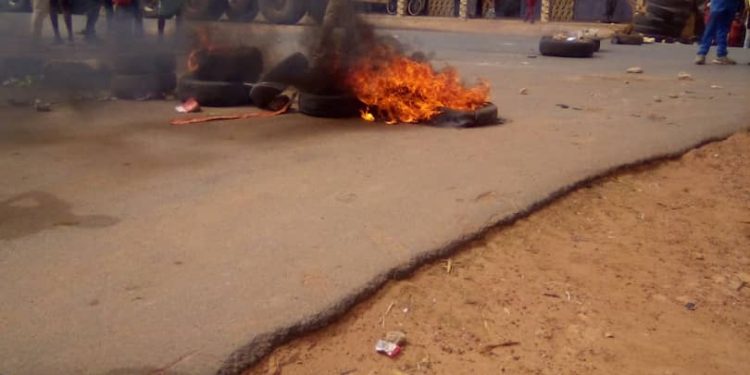 Urgent : ça chauffe à Koumpentoum, pénurie d’eau, les populations manifestent violemment, ce lundi.