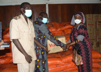 Tamba: Sina Cissokho PCD, distribue des kits alimentaires aux services à besoins spéciaux.
