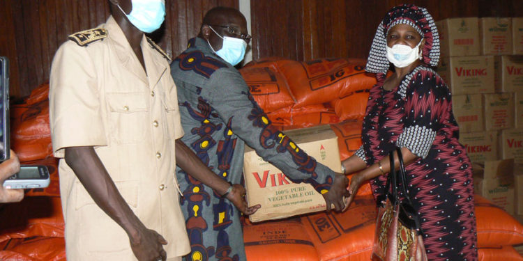 Tamba: Sina Cissokho PCD, distribue des kits alimentaires aux services à besoins spéciaux.
