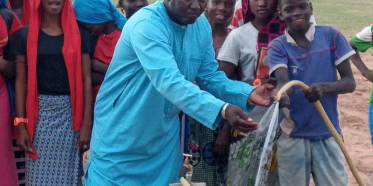 Reprise des cours à Kahéne : Le Maire dote l’école de Kanouma de point d’eau fonctionnel