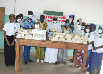 Lutte contre Covid-19 à Tamba : L’Association « La Voie » distribue du gel et du savon à des écoles.