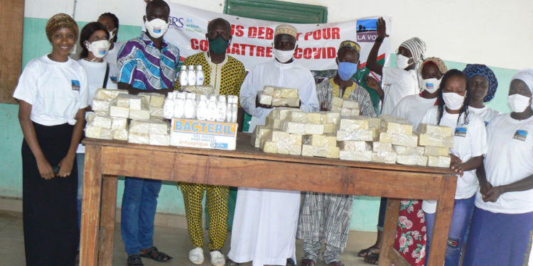 Lutte contre Covid-19 à Tamba : L’Association « La Voie » distribue du gel et du savon à des écoles.