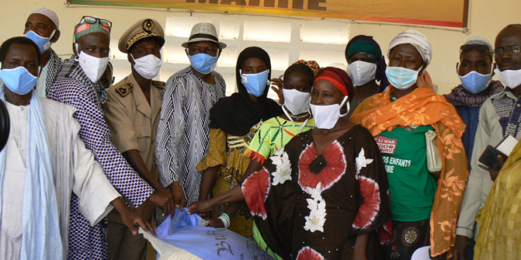 Sinthiou Maléme : Le Maire Mamadou Saliou Bâ appuie l’école des sourds muets en denrées de première nécessité.