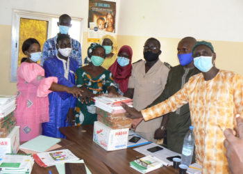 Lutte contre Covid-19 à Tamba : Tostan en partenariat avec Unfpa, a distribué des kits d’hygiène, livrets et brochures de sensibilisation aux communautés de Bala.