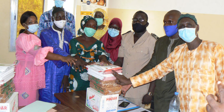Lutte contre Covid-19 à Tamba : Tostan en partenariat avec Unfpa, a distribué des kits d’hygiène, livrets et brochures de sensibilisation aux communautés de Bala.
