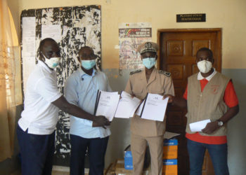 Tamba : Actionaid, en partenariat avec « Am Bé Koun Solidarité », met plus de 7 mille fascicules des classes de CM2 et 3e  à la disposition de l’IEF de Goudiry.