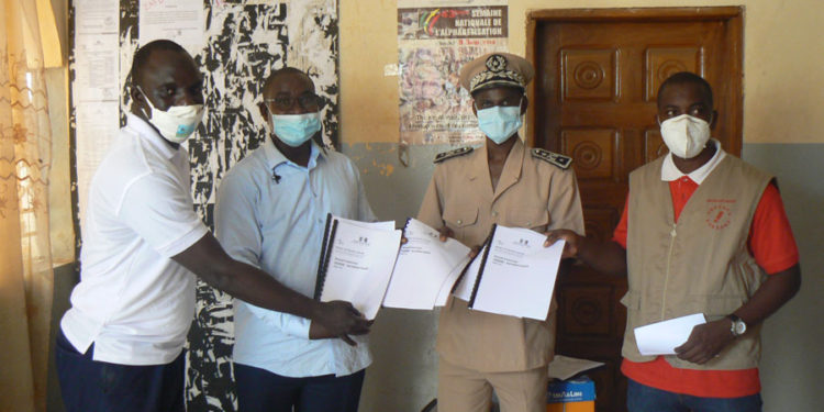 Tamba : Actionaid, en partenariat avec « Am Bé Koun Solidarité », met plus de 7 mille fascicules des classes de CM2 et 3e  à la disposition de l’IEF de Goudiry.