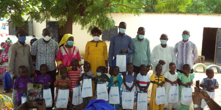 Tamba/Projet PIPADHS : Remise symbolique de matériel pour les espaces d&rsquo;éveil dans les structures de la petite enfance…