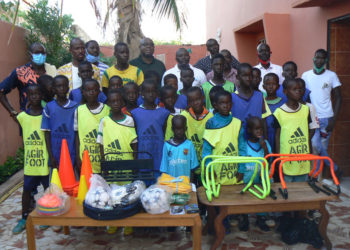 Tambacounda : Lassana Kanté offre un important lot d’équipements sportifs à l’école de football « Agir Foot ».