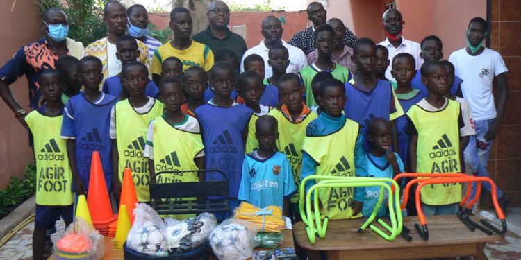 Tambacounda : Lassana Kanté offre un important lot d’équipements sportifs à l’école de football « Agir Foot ».