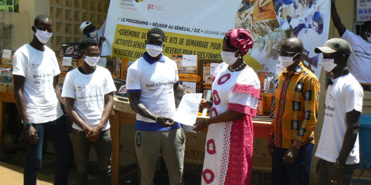 Tambacounda: La GIZ remet des kits de démarrage à 5 GIE de menuisiers ébénistes et tapissiers de la chambre des métiers
