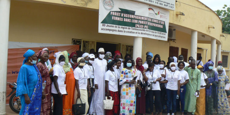 Tamba: 80 jeunes et femmes du PAJEF/PE, de la Chambre de commerce et la GIZ, reçoivent leurs attestations de fin de formation.