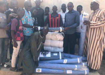 Tamba : Le Maire de Dialacoto habille les 540 élèves du CEM, inonde les écoles primaires de fournitures scolaires
