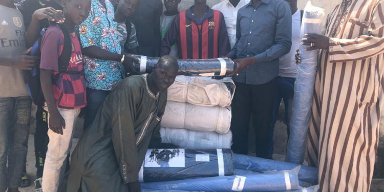 Tamba : Le Maire de Dialacoto habille les 540 élèves du CEM, inonde les écoles primaires de fournitures scolaires