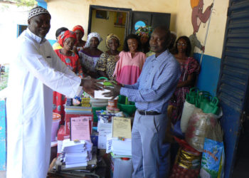 Année scolaire 2020-2021 à Tamba : L’association Tambacounda de Reillanne remet, aide alimentaire, matériel pédagogique, produits d’hygiène, à l’école maternelle municipale.