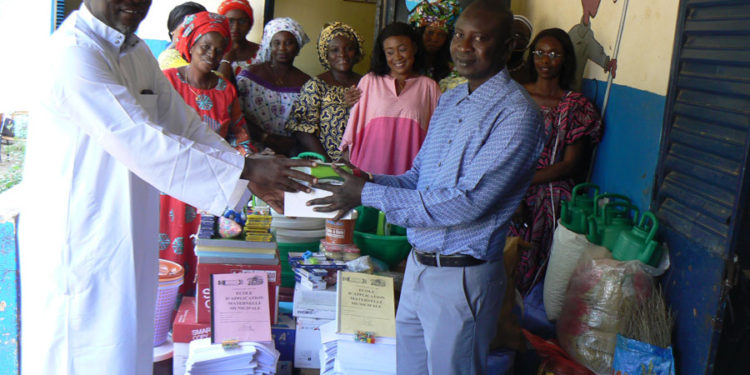 Année scolaire 2020-2021 à Tamba : L’association Tambacounda de Reillanne remet, aide alimentaire, matériel pédagogique, produits d’hygiène, à l’école maternelle municipale.