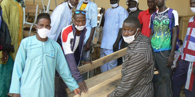 « Ubbi Tey, Jang Tey » à Tamba : Le Maire Seydou Bâ de Niani Toucouleur remet, tables-bancs, fournitures, produits… à l’école