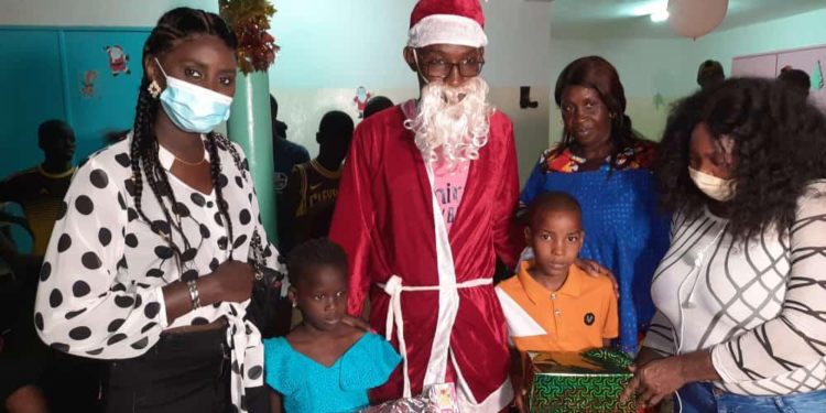 Noël/Covid-19: Les Femmes Solidaires de Tambacounda (FST) offrent le sourire à plus de 500 enfants