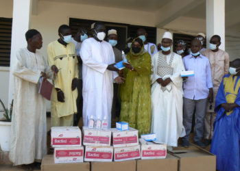 Lutte contre la Covid-19 à Tamba : Thierno Bocar Kane, président du PRC/Thiabi Yi, remet des milliers de masques et des centaines de bouteilles de gel hydro alcoolique aux établissements scolaires.
