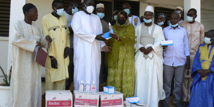 Lutte contre la Covid-19 à Tamba : Thierno Bocar Kane, président du PRC/Thiabi Yi, remet des milliers de masques et des centaines de bouteilles de gel hydro alcoolique aux établissements scolaires.