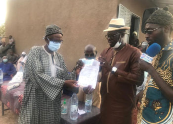 Tamba: Le DG Mamadou Kassé de SICAP.SA octroie 2 millions à l’école Abattoirs 2 pour la construction du mur de clôture.