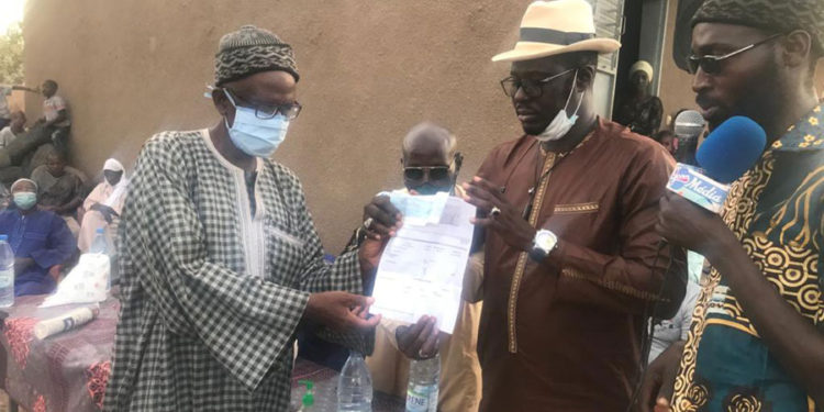 Tamba: Le DG Mamadou Kassé de SICAP.SA octroie 2 millions à l’école Abattoirs 2 pour la construction du mur de clôture.