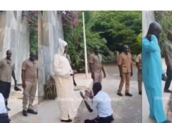 Le policier qui s’est agenouillé devant Kara radié