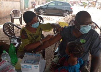 Tamba/vaccin contre la fièvre jaune : le coordonnateur  de « Taxawu Sénégal » (opposition) Lassana kanté   s&rsquo;est vacciné  avec sa famille et demande à  toute la population  de le faire.