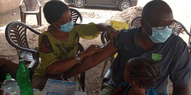 Tamba/vaccin contre la fièvre jaune : le coordonnateur  de « Taxawu Sénégal » (opposition) Lassana kanté   s&rsquo;est vacciné  avec sa famille et demande à  toute la population  de le faire.