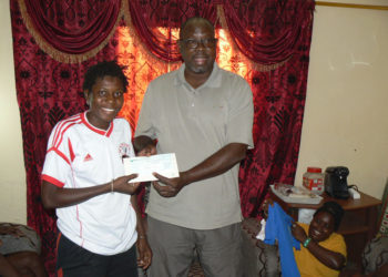 Tamba : Lassana Kanté tient ses promesses, il remet un lot d’équipements sportifs, un appui financier aux filles du Baobab club de foot-1ère division.